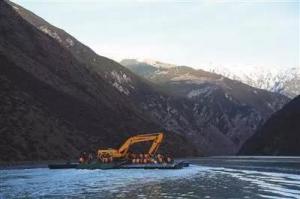 金沙江白格堰塞湖通過人工開挖泄流槽開始過流。